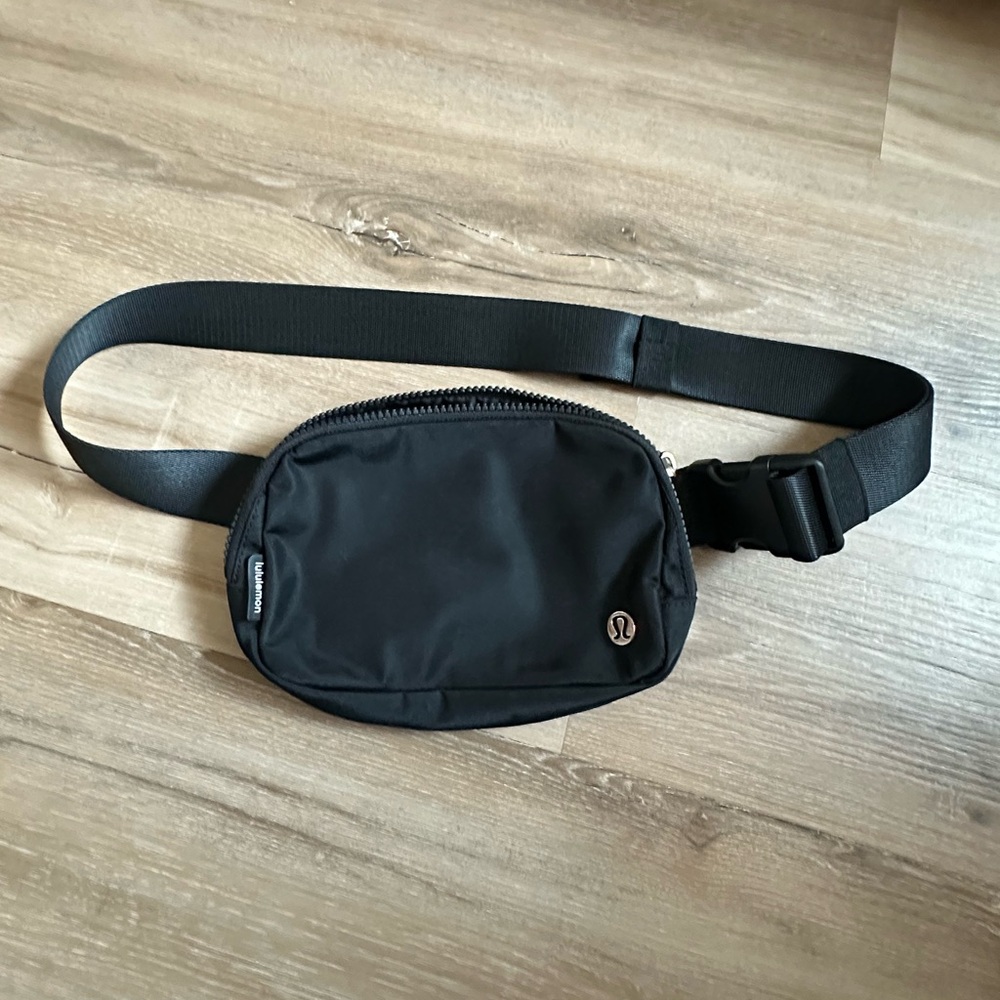 Black lululemon belt bag

Great condition! Barely used